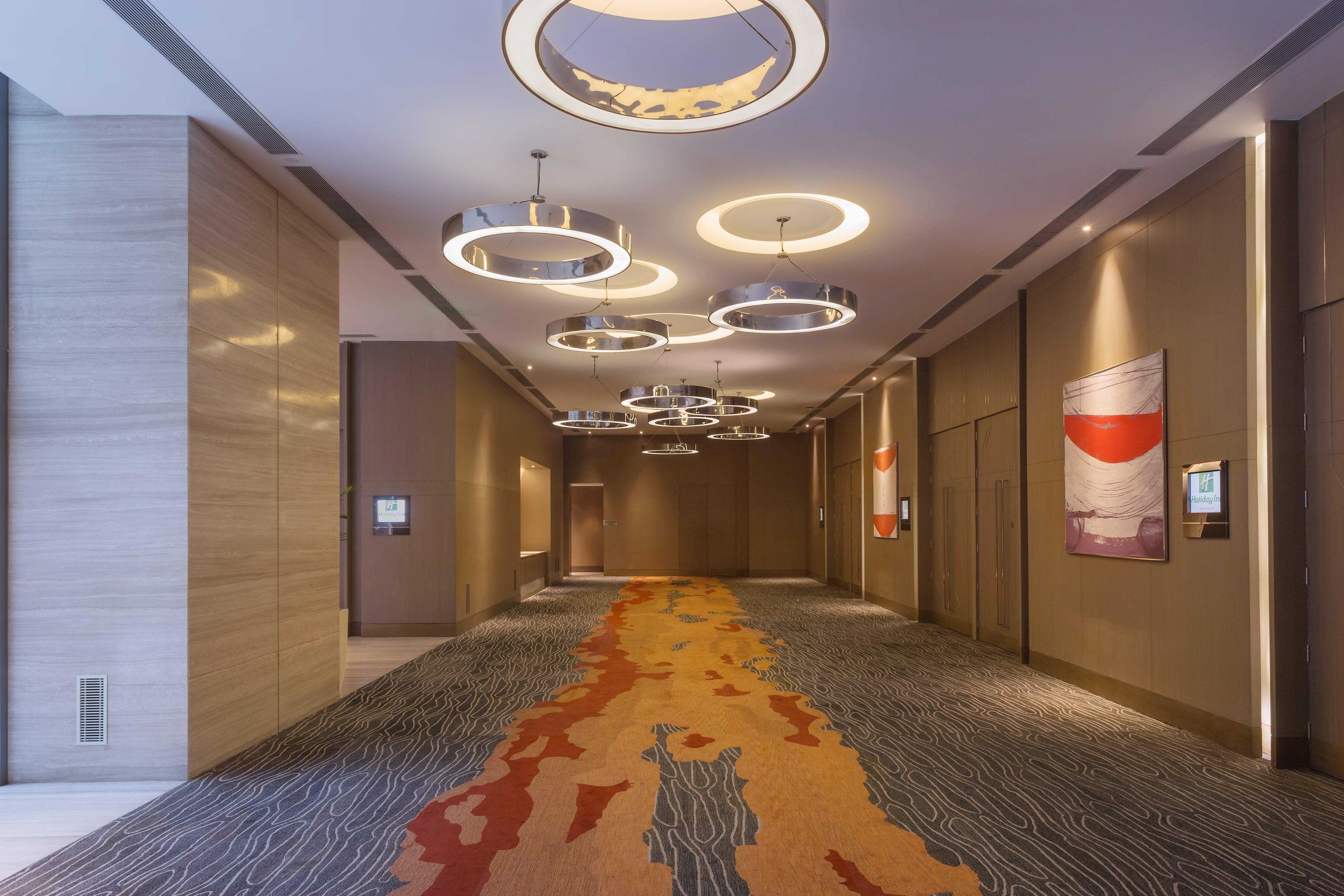 新德里国际机场假日旅馆酒店 外观 照片 A corridor of the hotel