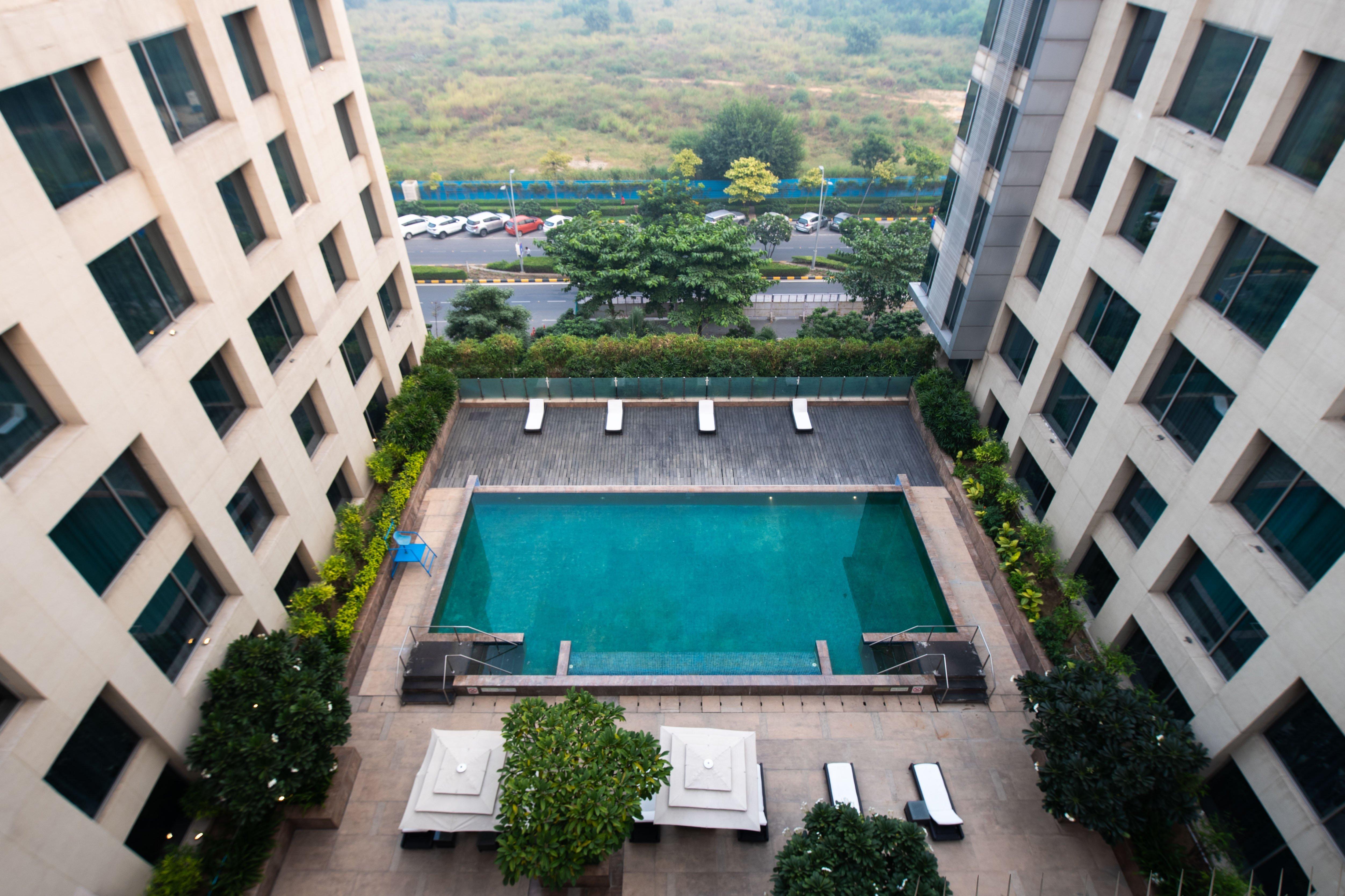 新德里国际机场假日旅馆酒店 外观 照片 The swimming pool at the hotel