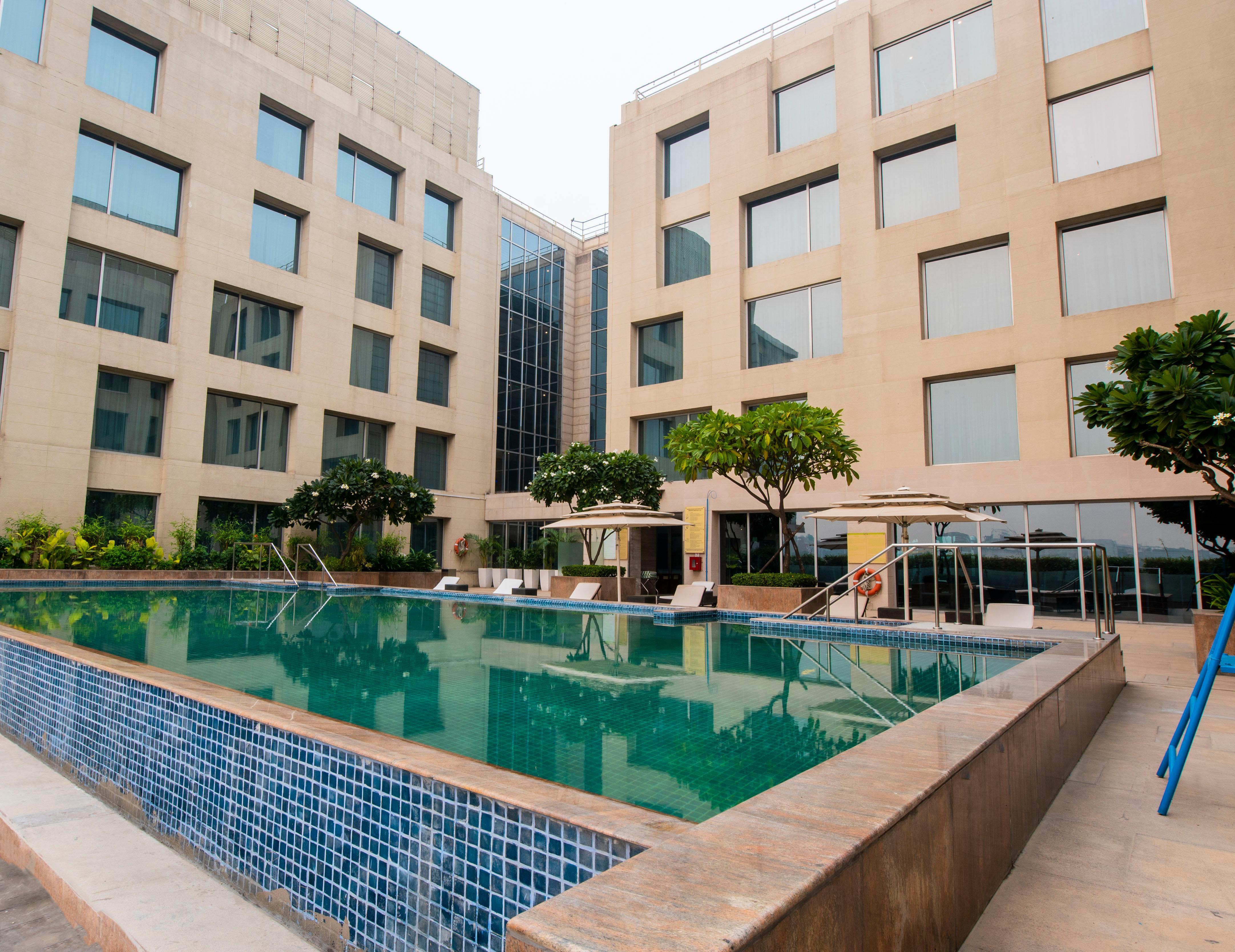 新德里国际机场假日旅馆酒店 外观 照片 The pool at the Taj Bengal