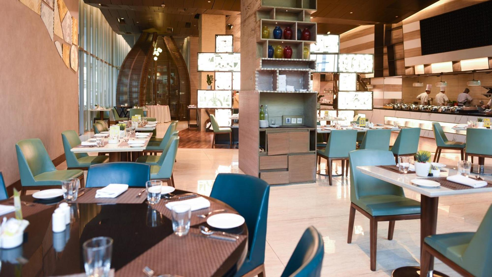 新德里国际机场假日旅馆酒店 外观 照片 The interior of the restaurant