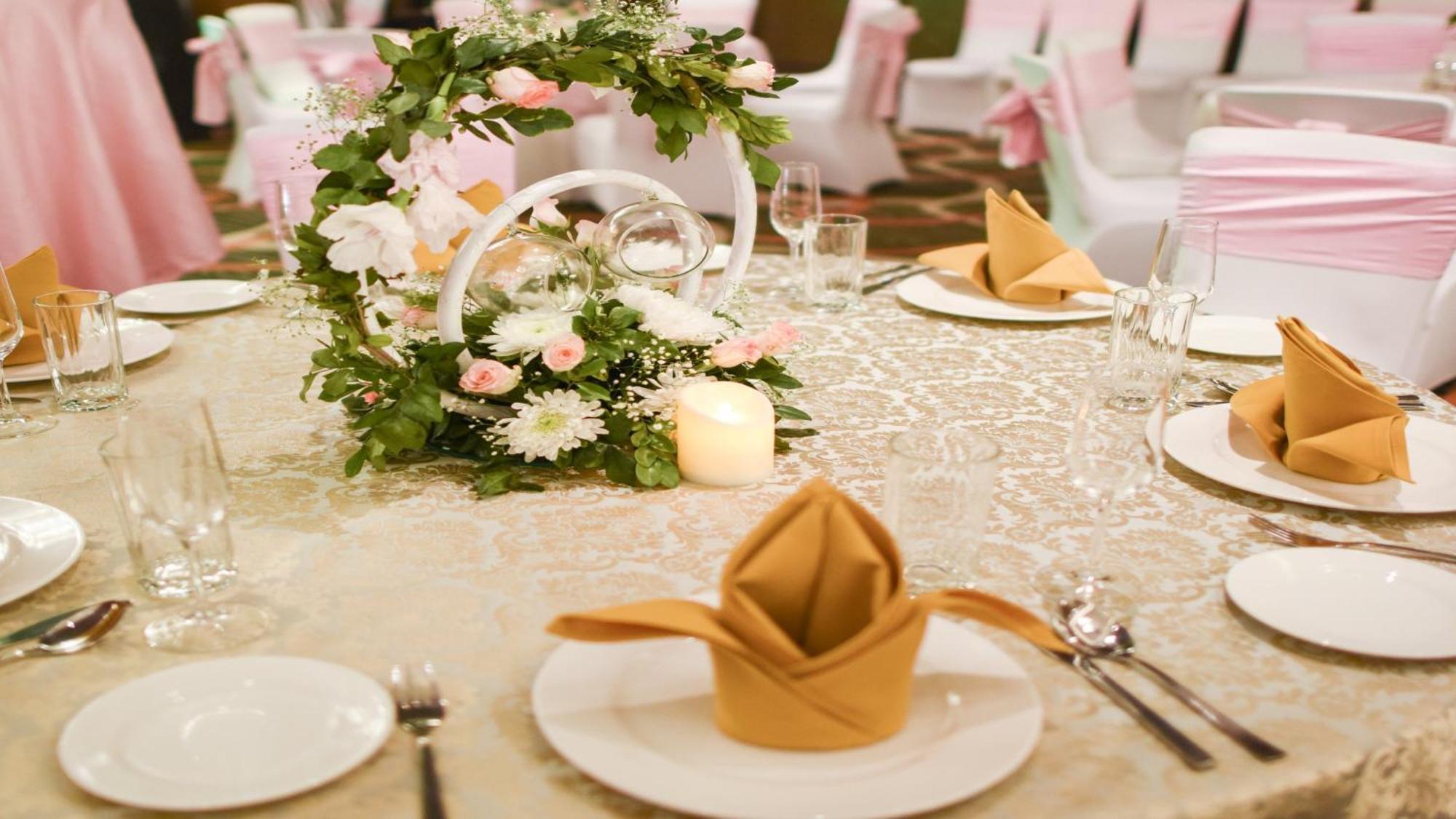 新德里国际机场假日旅馆酒店 外观 照片 A table set for a formal meal