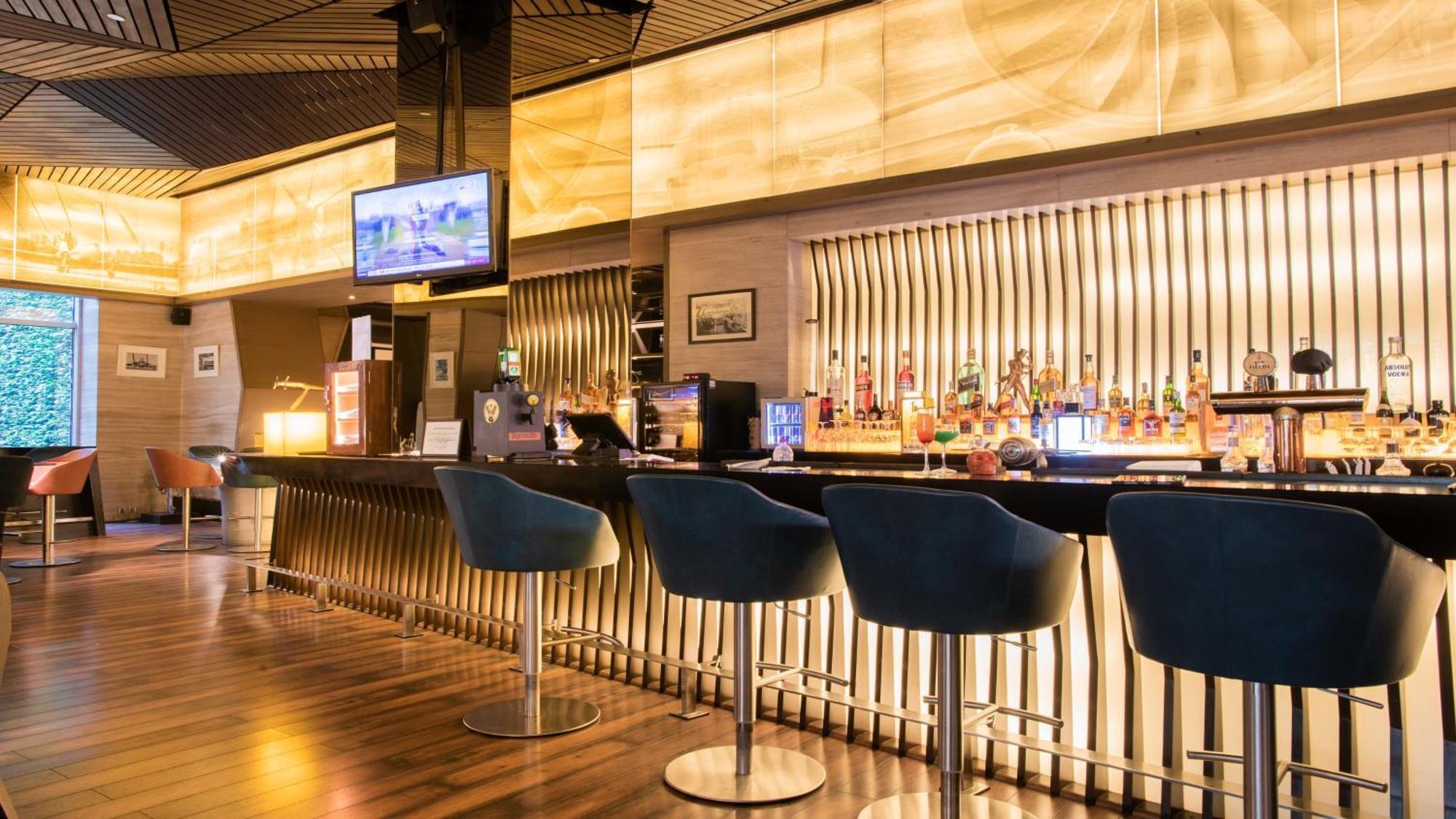 新德里国际机场假日旅馆酒店 外观 照片 The bar at the lounge