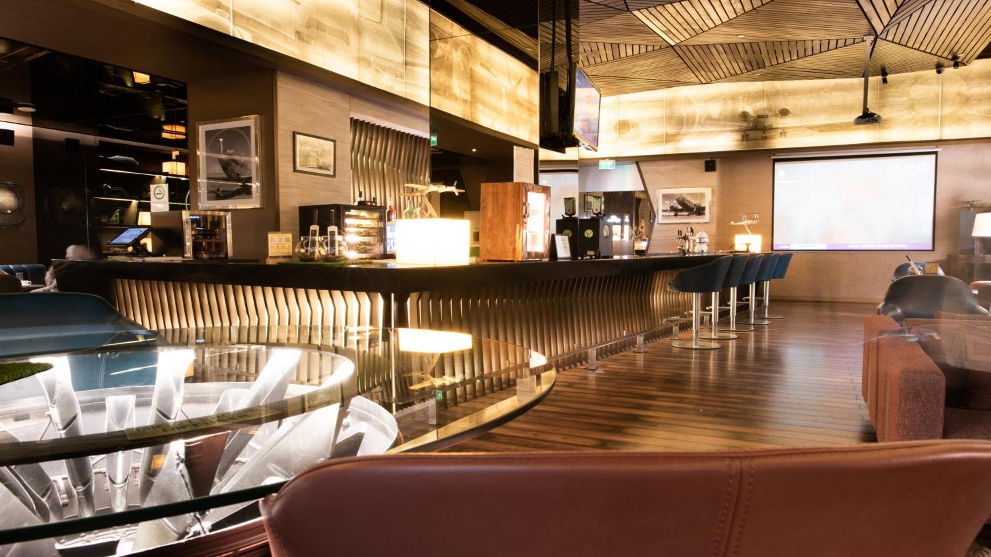 新德里国际机场假日旅馆酒店 外观 照片 The interior of a typical Starbucks