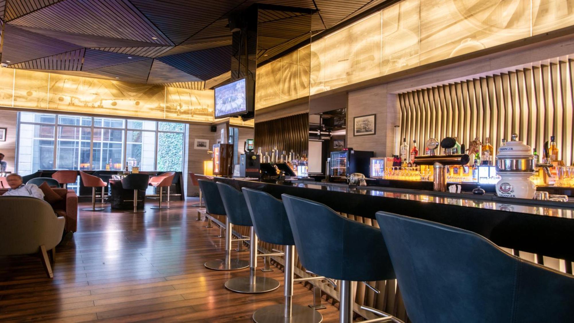 新德里国际机场假日旅馆酒店 外观 照片 The bar at the lounge