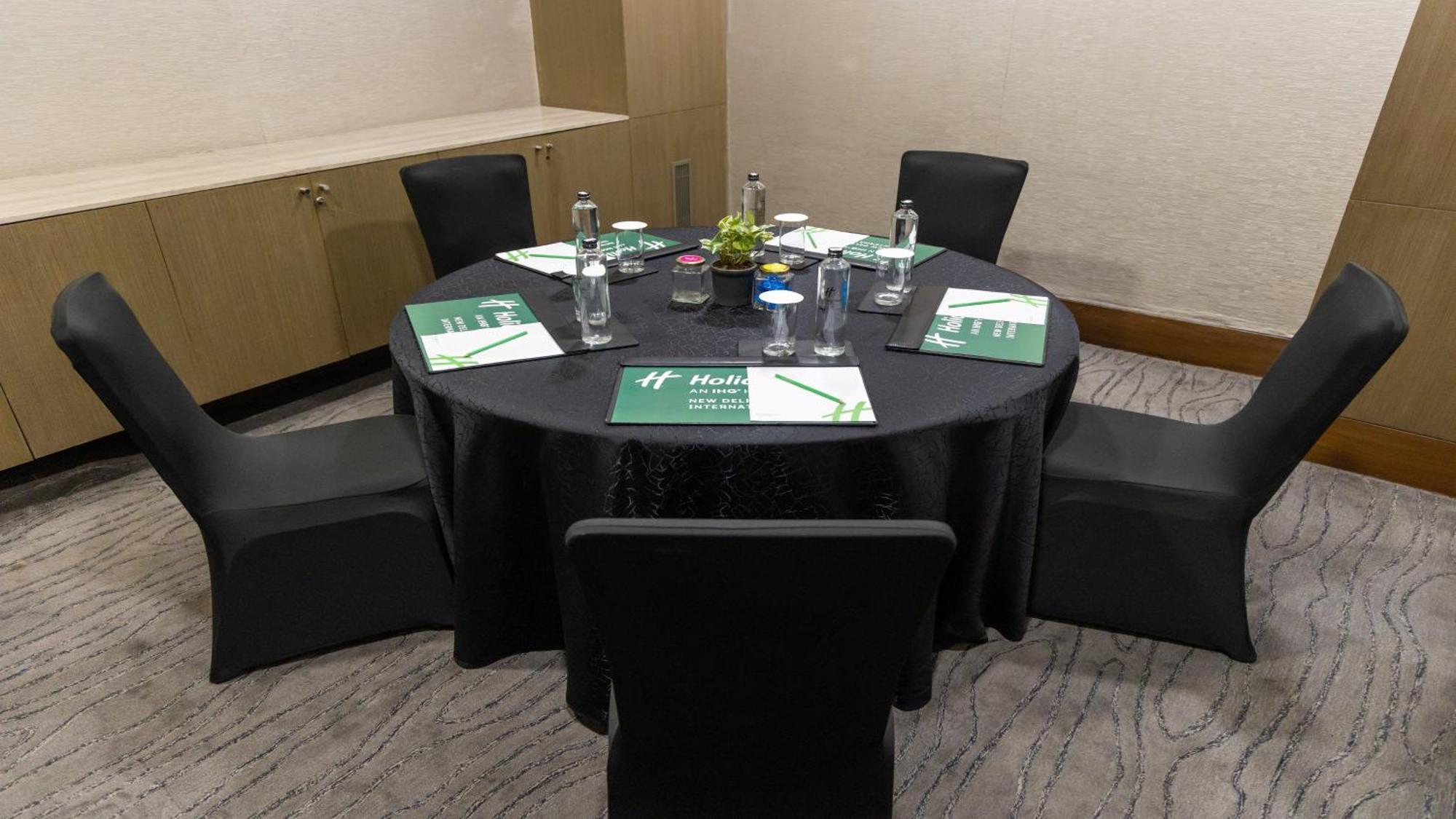 新德里国际机场假日旅馆酒店 外观 照片 A meeting room at a hotel