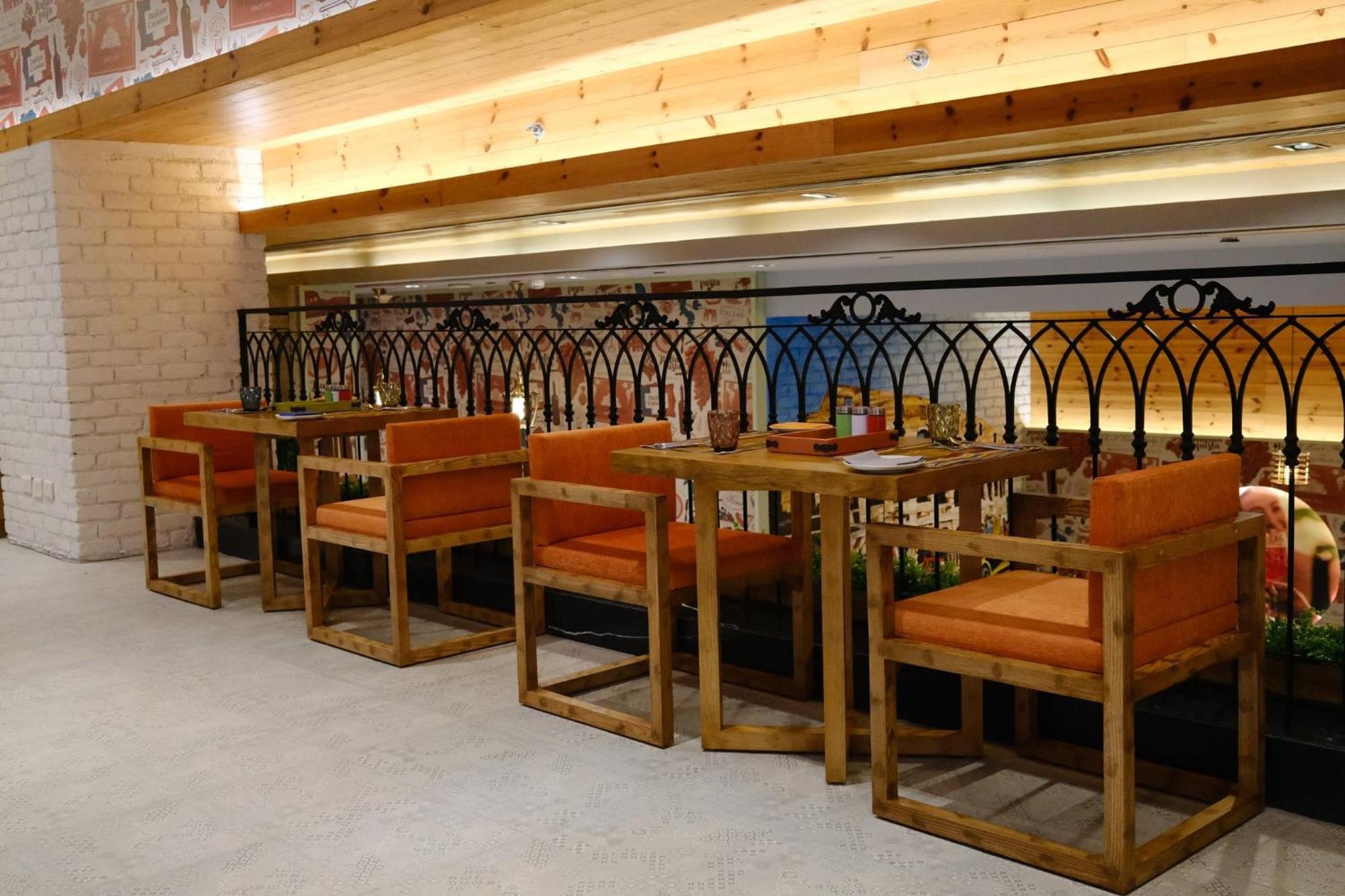 新德里国际机场假日旅馆酒店 外观 照片 A restaurant in the hotel