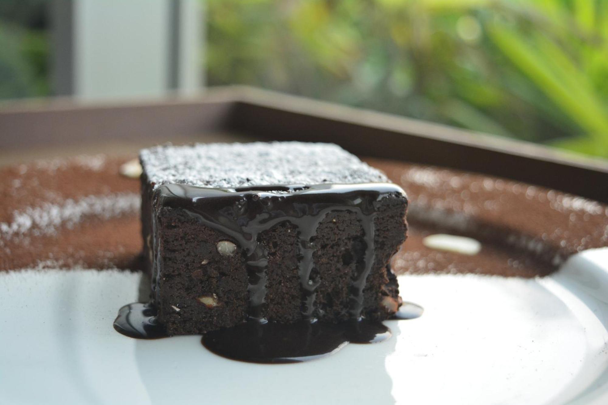 新德里国际机场假日旅馆酒店 外观 照片 A chocolate cake