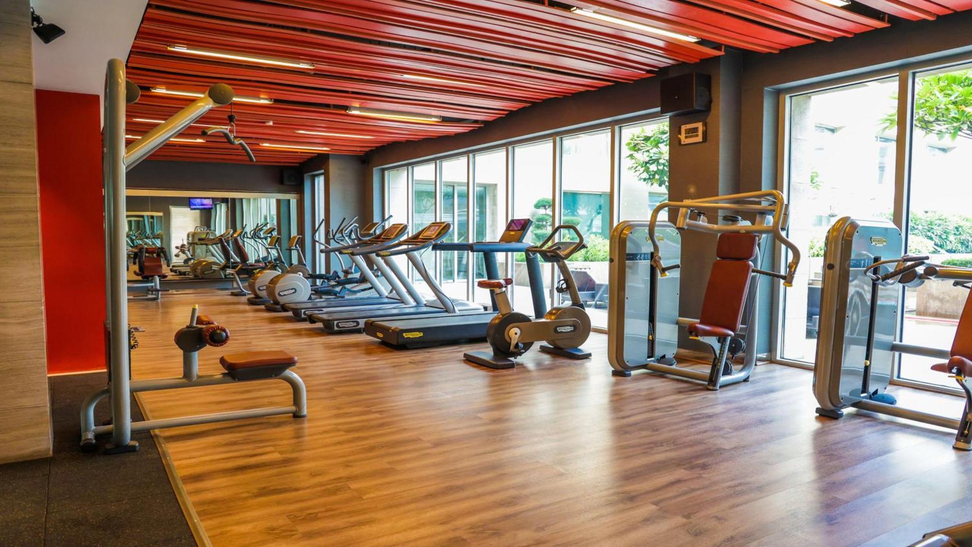 新德里国际机场假日旅馆酒店 外观 照片 The gym at the hotel